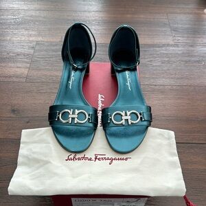 Salvatore Ferragamo NWT Gancini Leather Sandals Silver Logo buckle & Dust Bag.